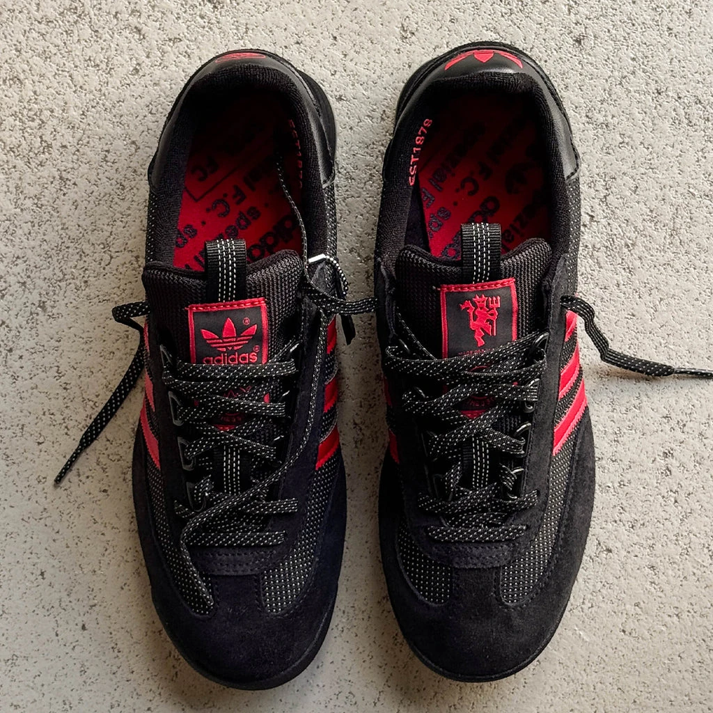 adidas SPZL x Manchester United
FC SL83
Core Black / Silver Metallic — KK0764