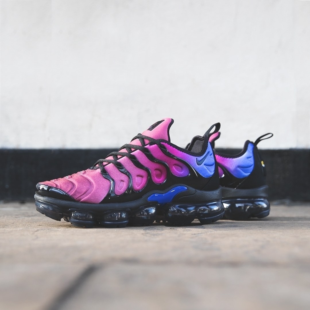 nike vapormax plus women's hyper violet
