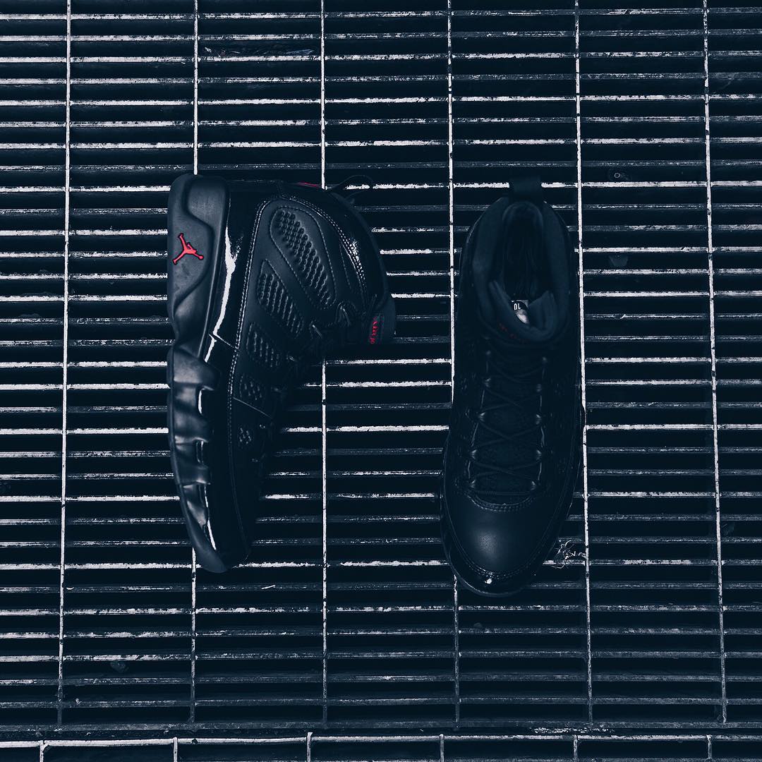 Air Jordan 9 Retro
Black / University Red