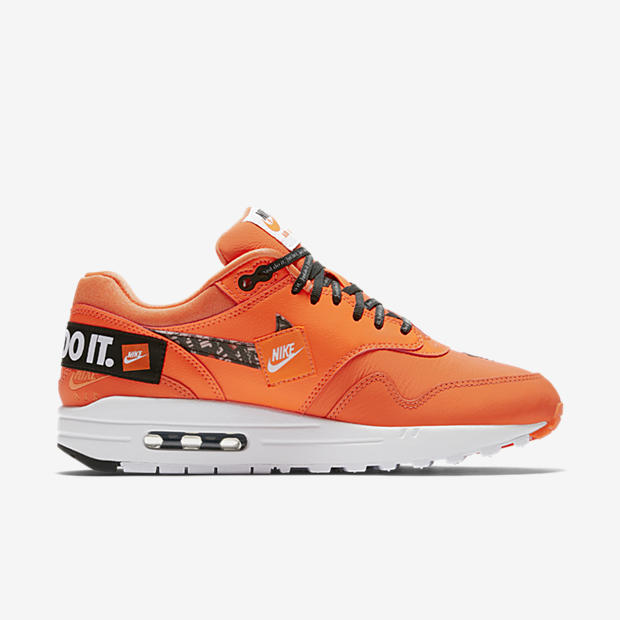 Nike Air Max 1 Lux
« Just Do It »
Orange / Black / White