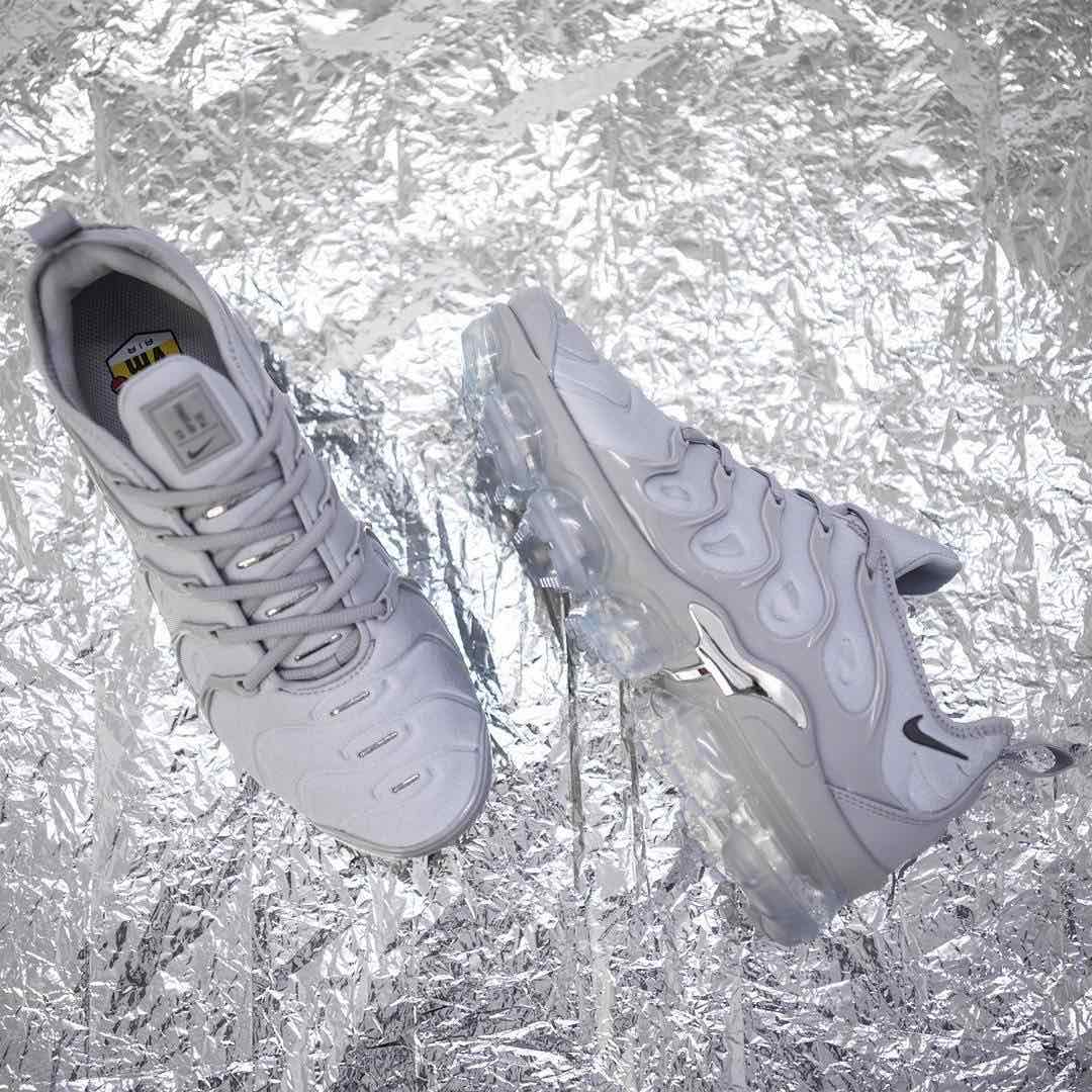 Nike Air VaporMax Plus
Grey / Metallic Silver