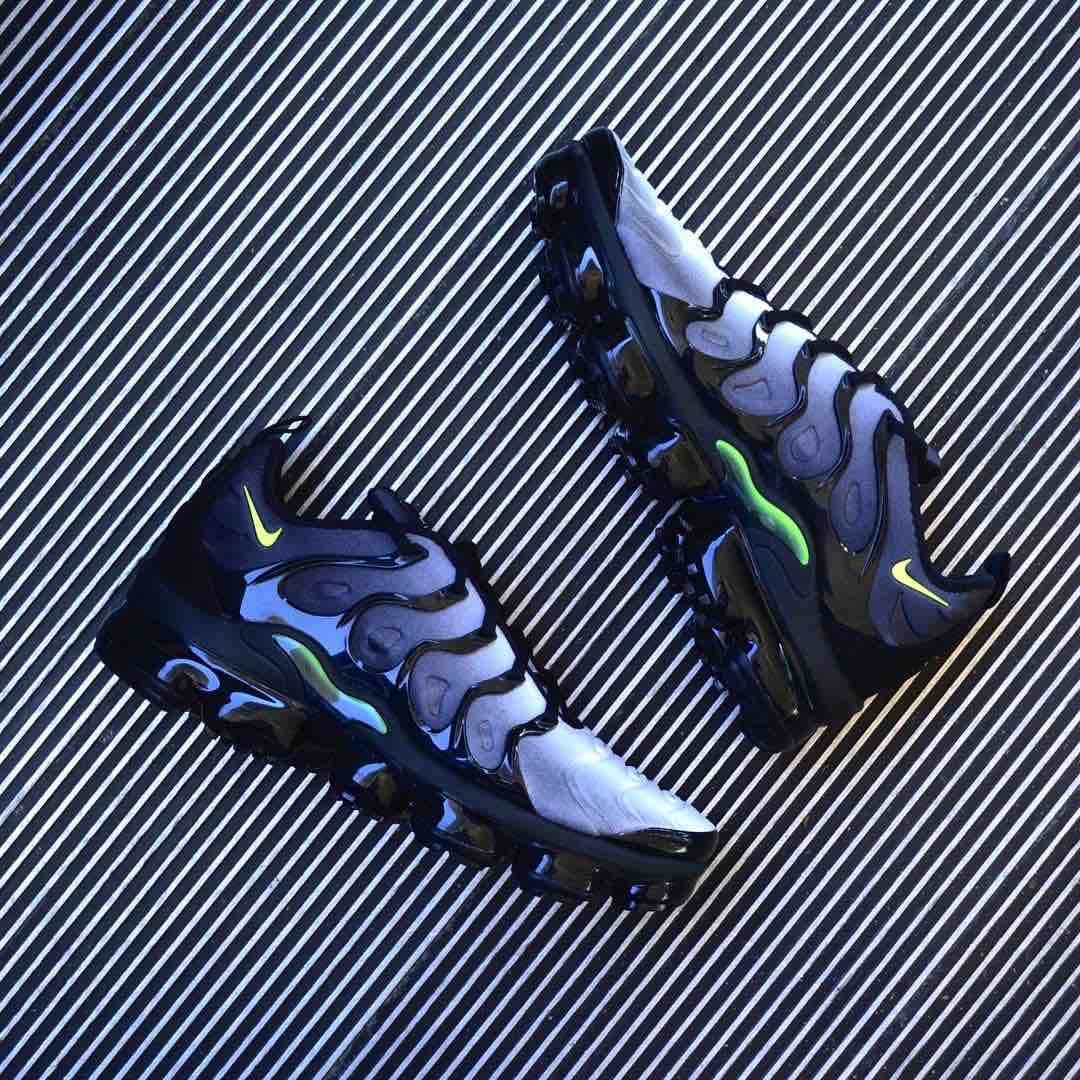 Nike Air VaporMax Plus
Black / Dark Grey