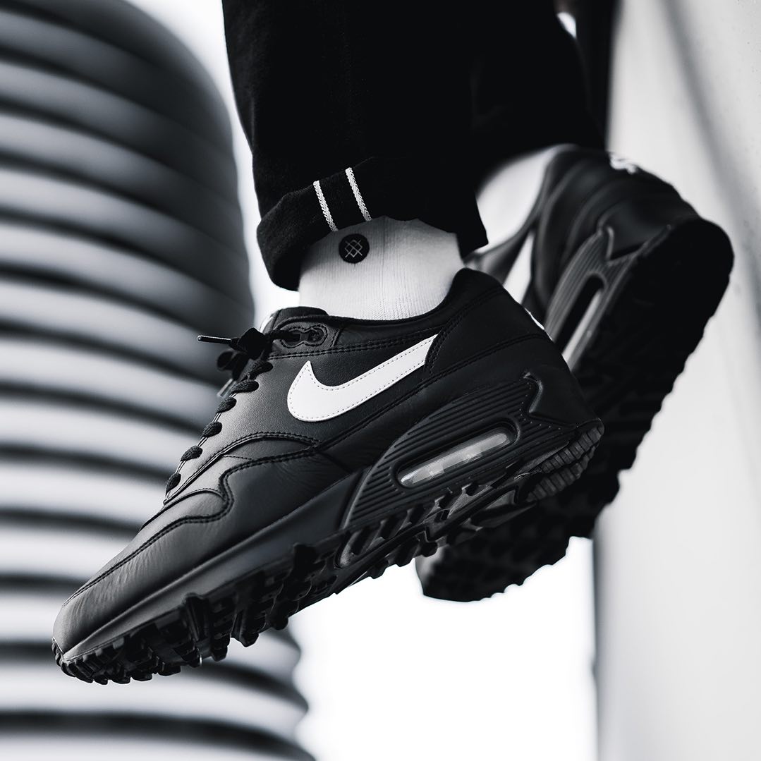 Nike Air Max 90 / 1
Black / White