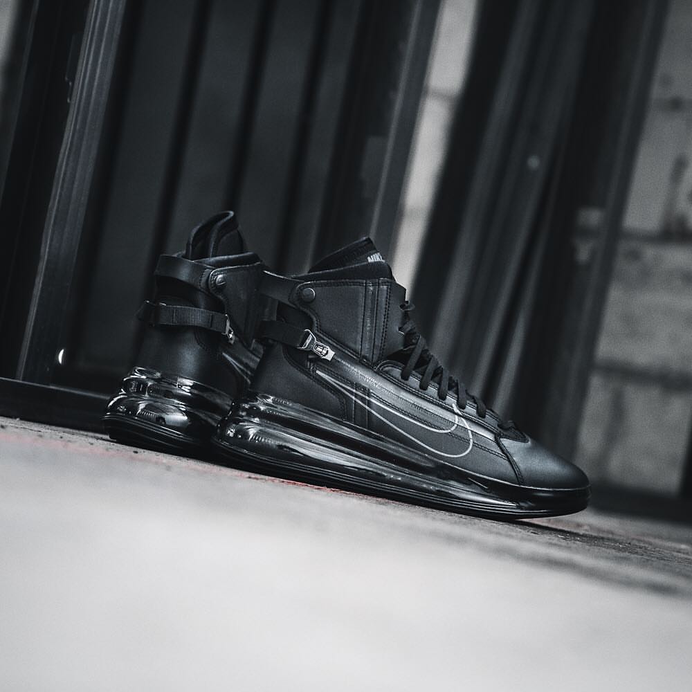 Nike Air Max 720 Saturn
Black / Dark Grey