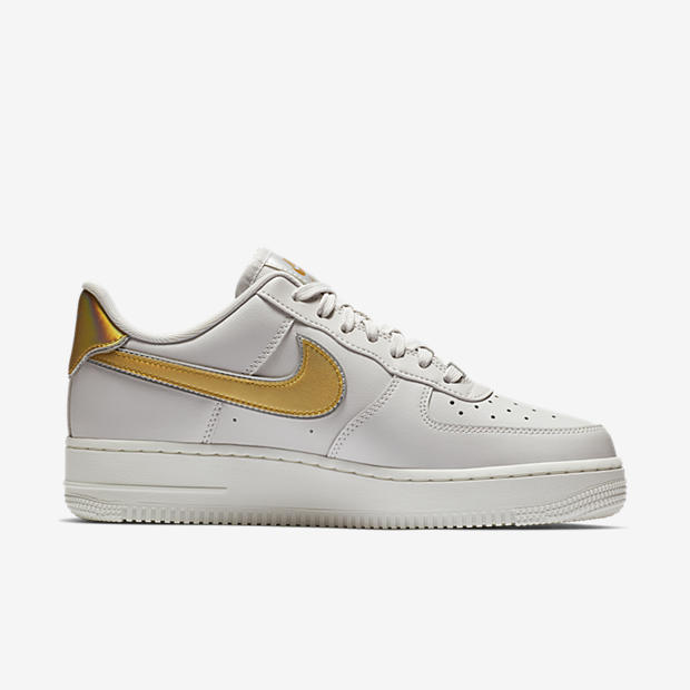 Nike Air Force 1 07
Grey / Gold