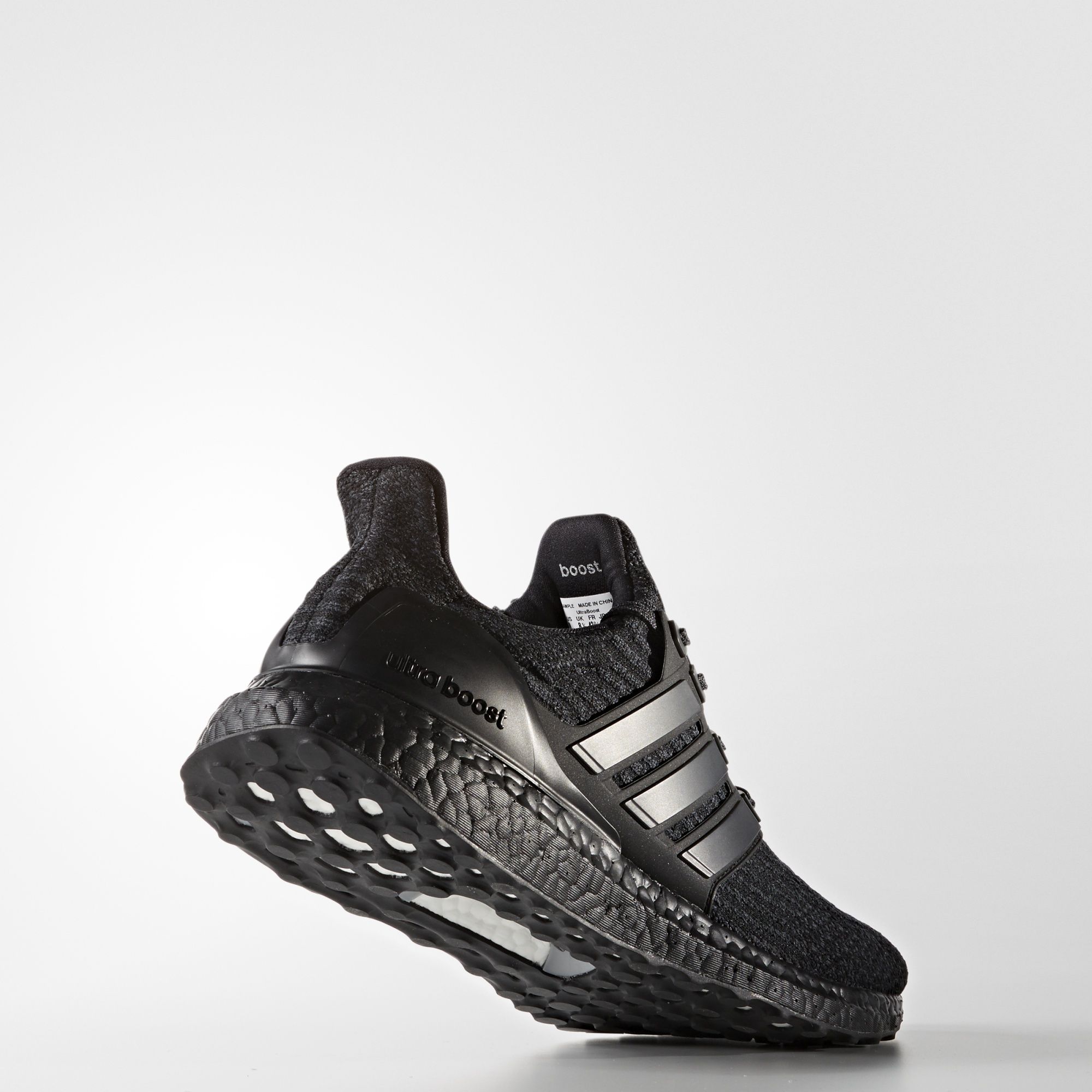 Adidas UltraBOOST
Core Black / Black / Dark Shale