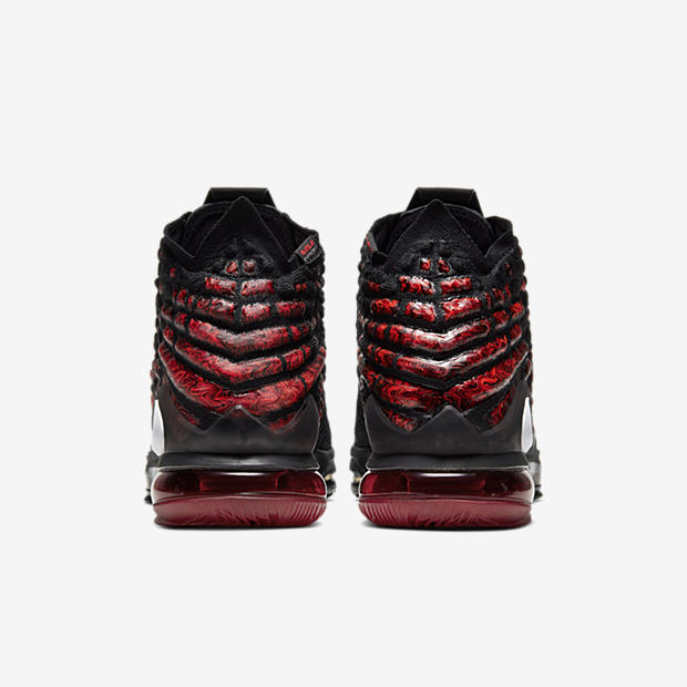 Nike LeBron 17
« Infrared »