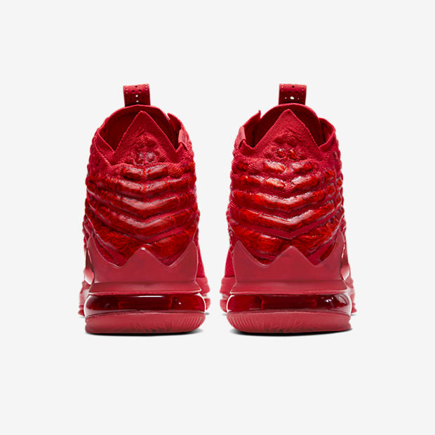 Nike LeBron 17
« Red Carpet »
