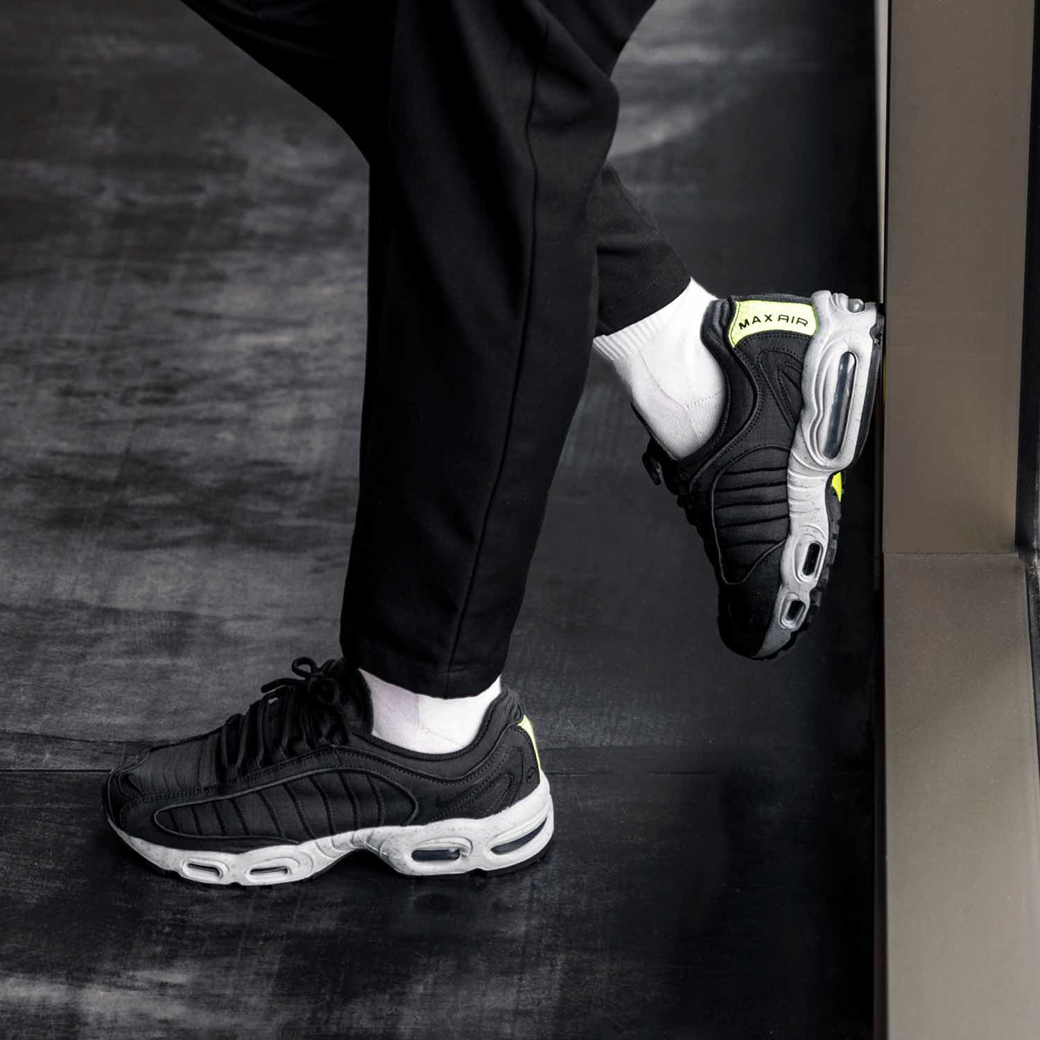 Nike Air Max Tailwind IV
Black / Grey / Volt