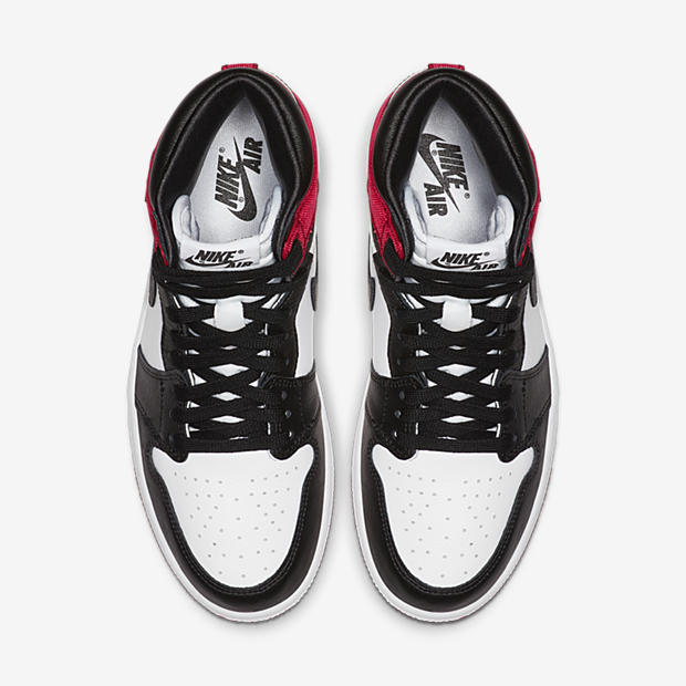 Air Jordan 1 High OG
« Satin Black Toe »