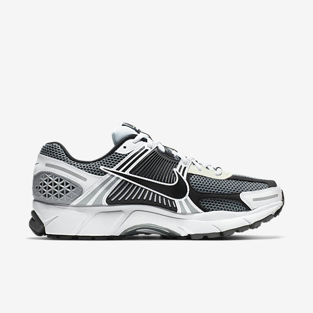 Nike Zoom Vomero 5 SE SP
Black / Grey / White