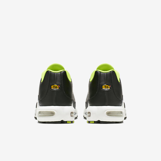 Nike Air Max Plus TN SE
Black / Volt