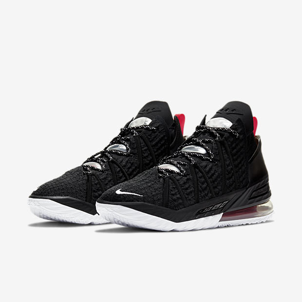Nike LeBron 18
« Black »