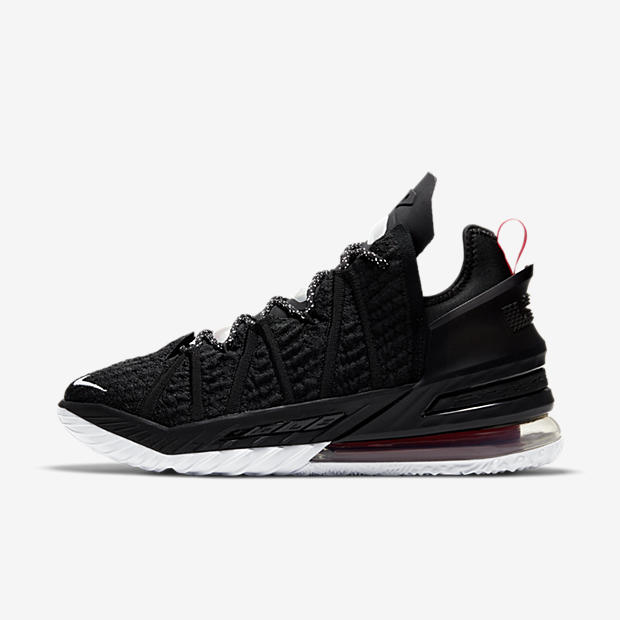 Nike LeBron 18
« Black »