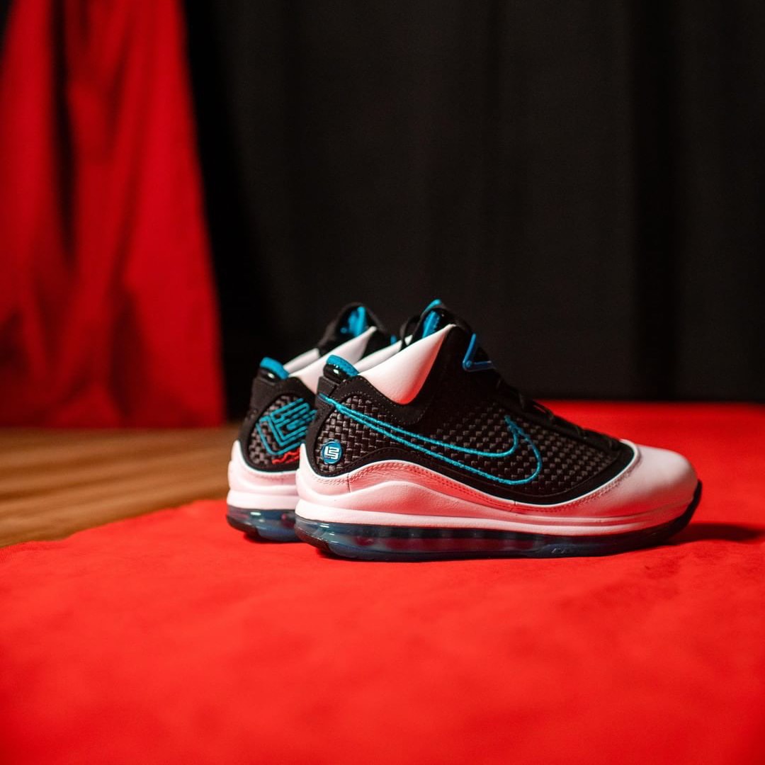 Nike Lebron 7 QS
« Red Carpet »