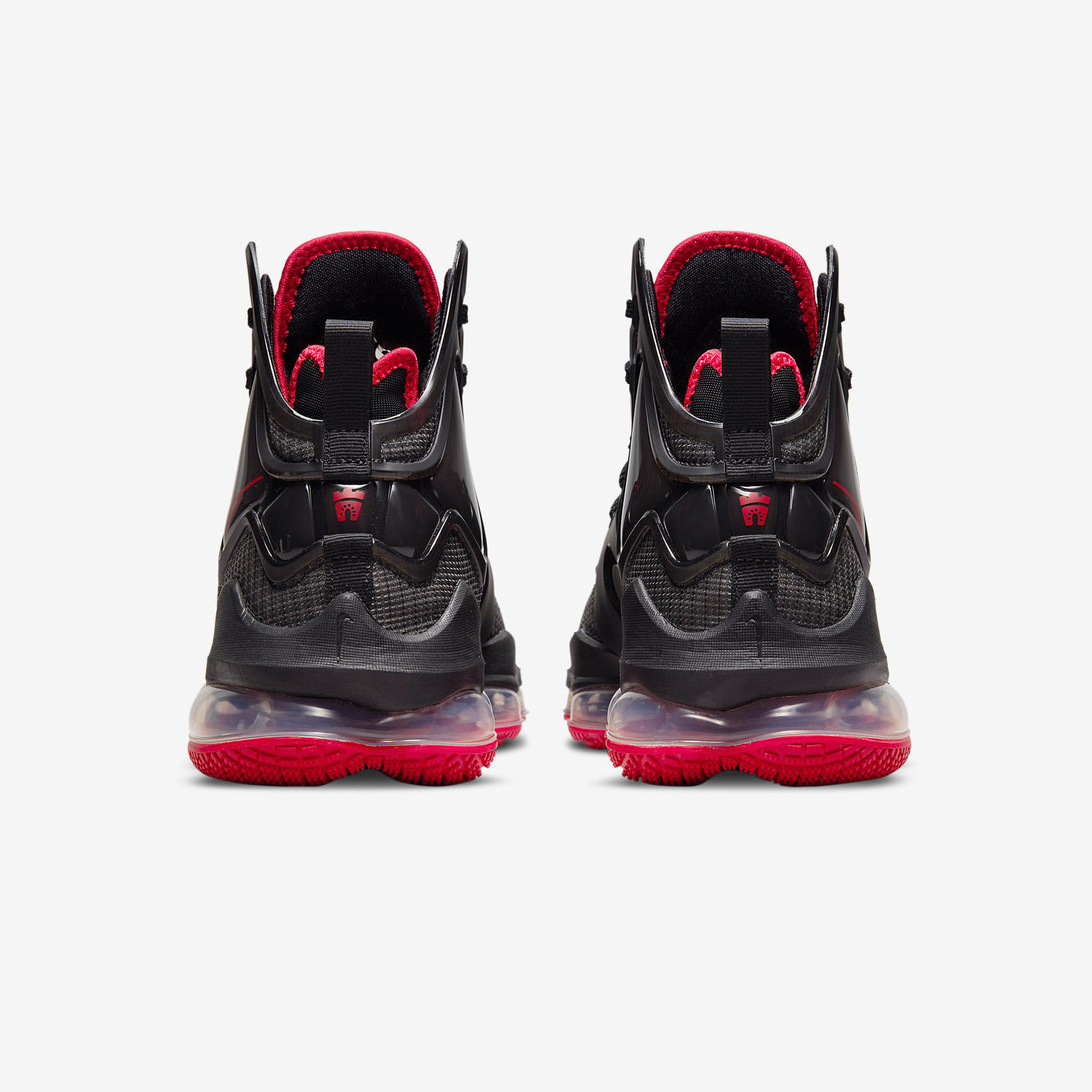 Nike LeBron 19
« Bred »