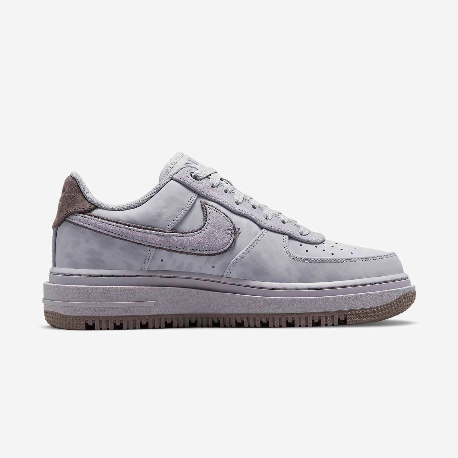 Nike Air Force 1 Luxe
« Providence Purple »