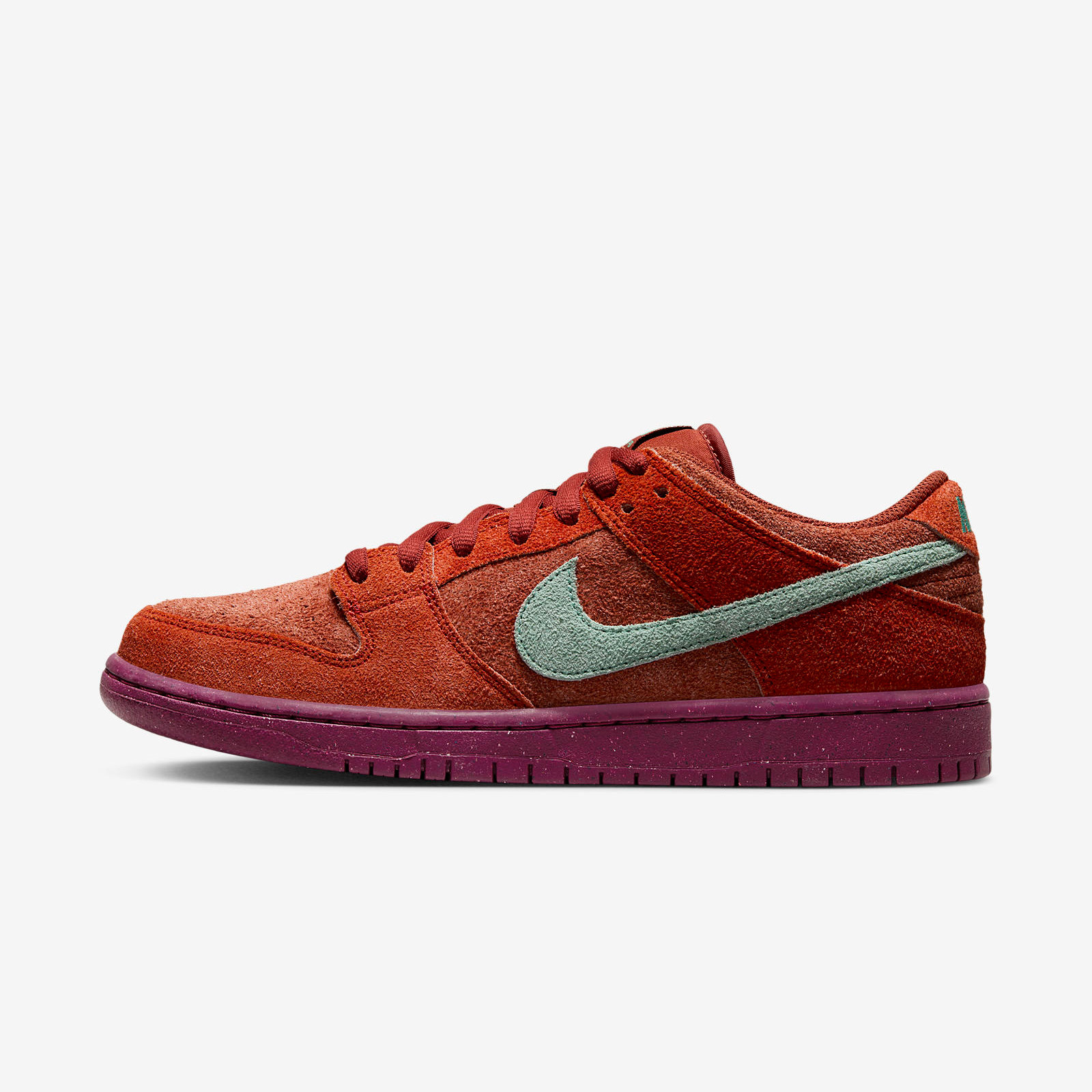 Nike SB Dunk Low Pro
Mystic Red / Rosewood