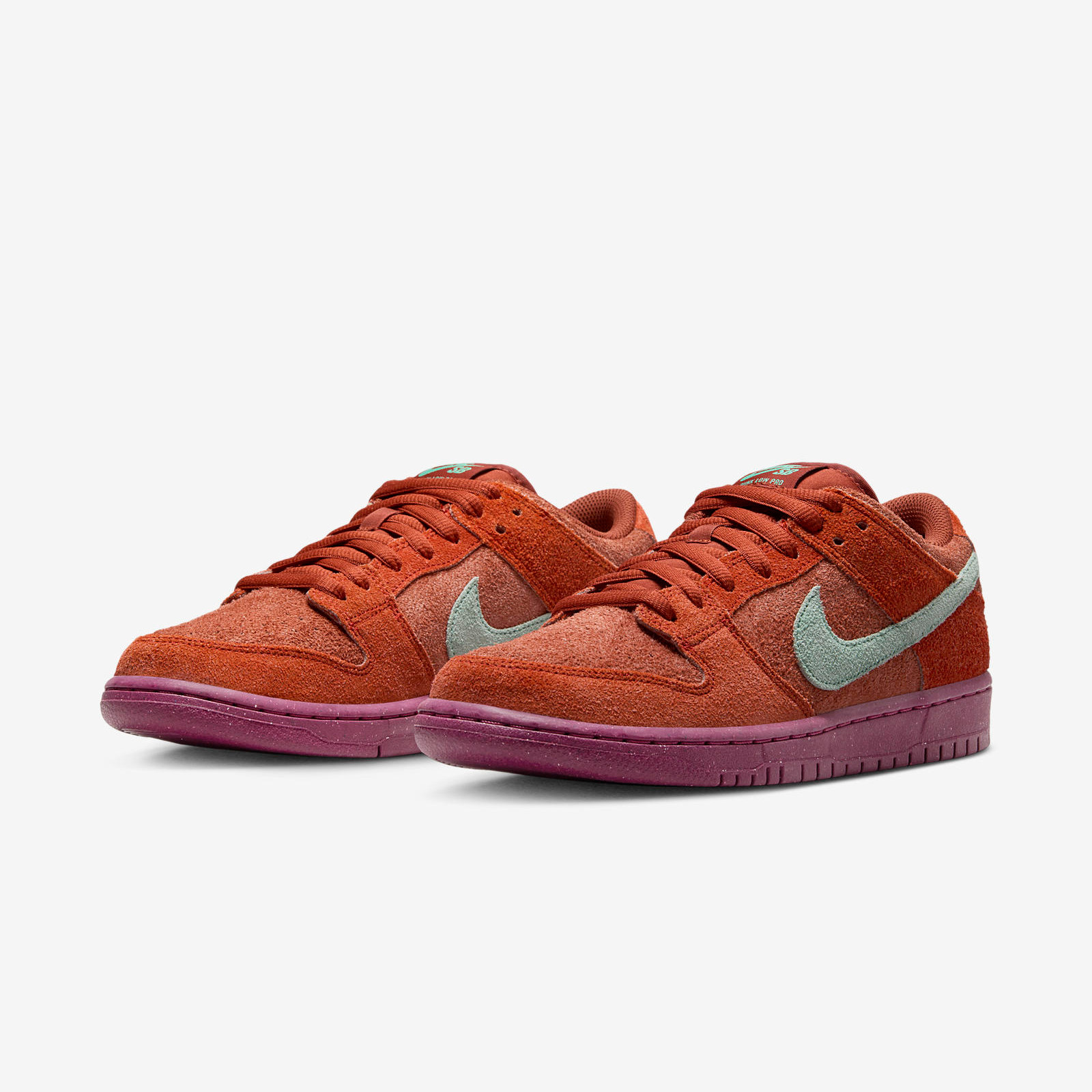 Nike SB Dunk Low Pro
Mystic Red / Rosewood