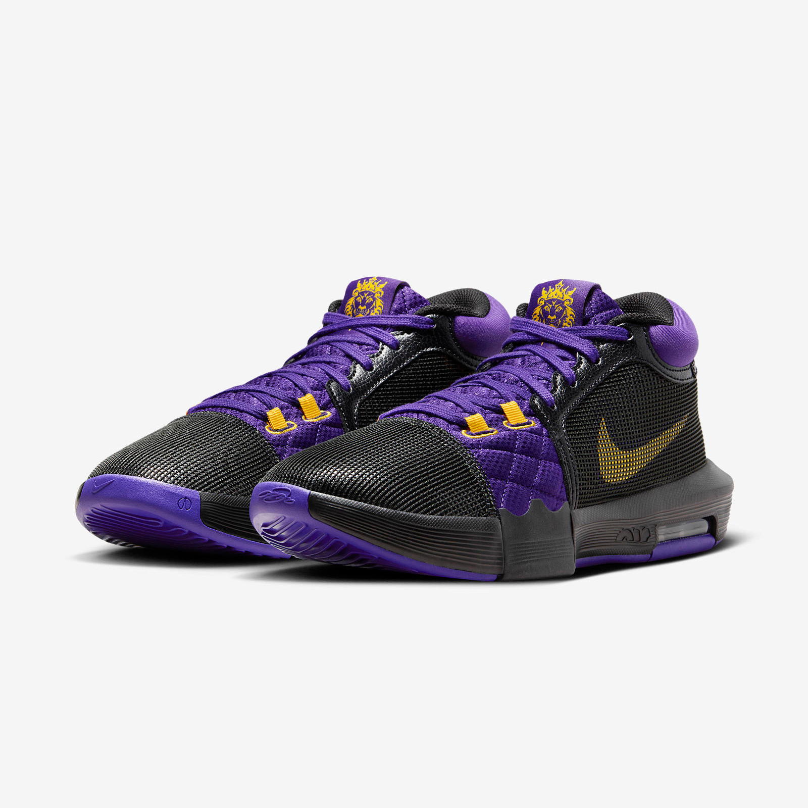 Nike LeBron Witness 8
« Fiery Purple »