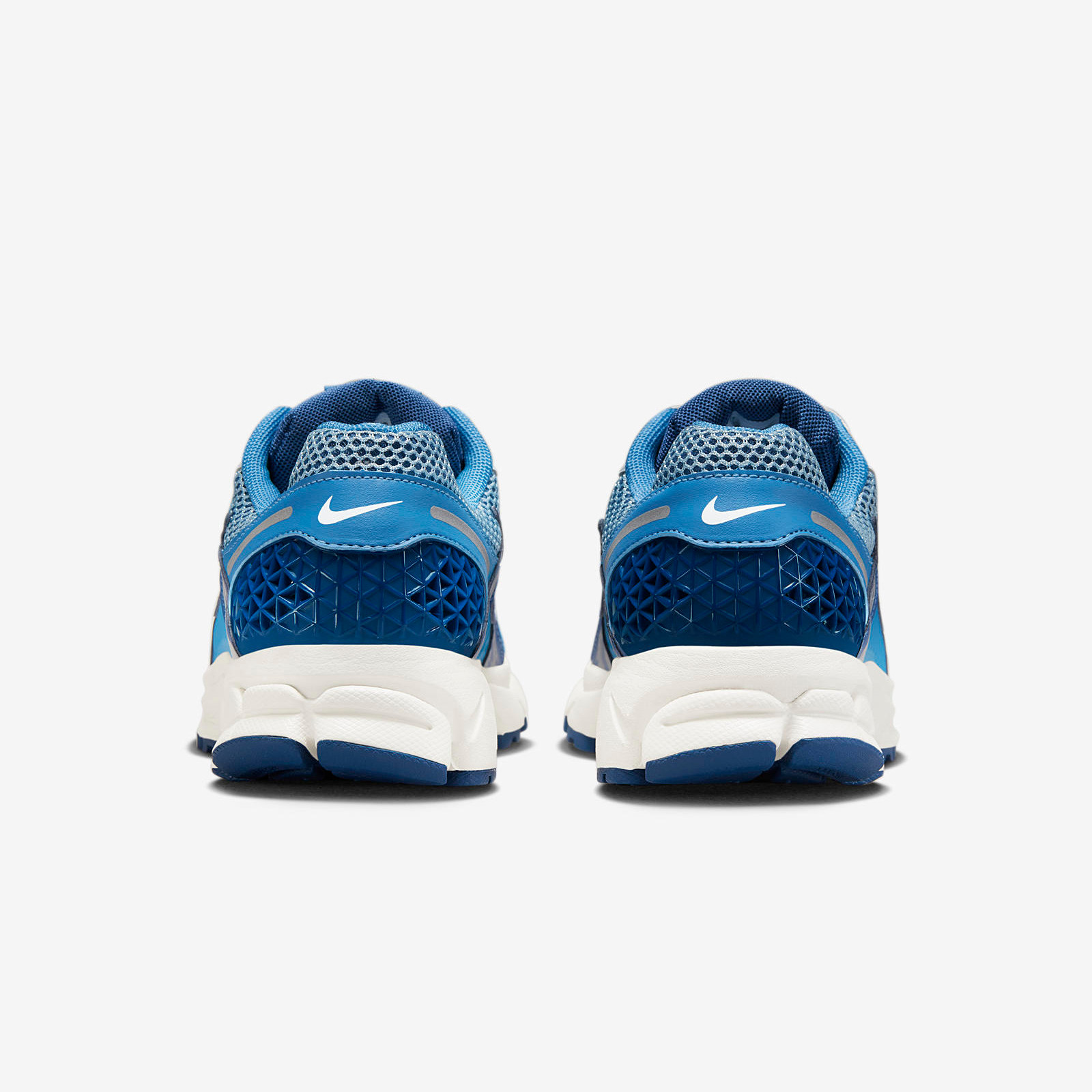 Nike Zoom Vomero 5
Navy / Blue