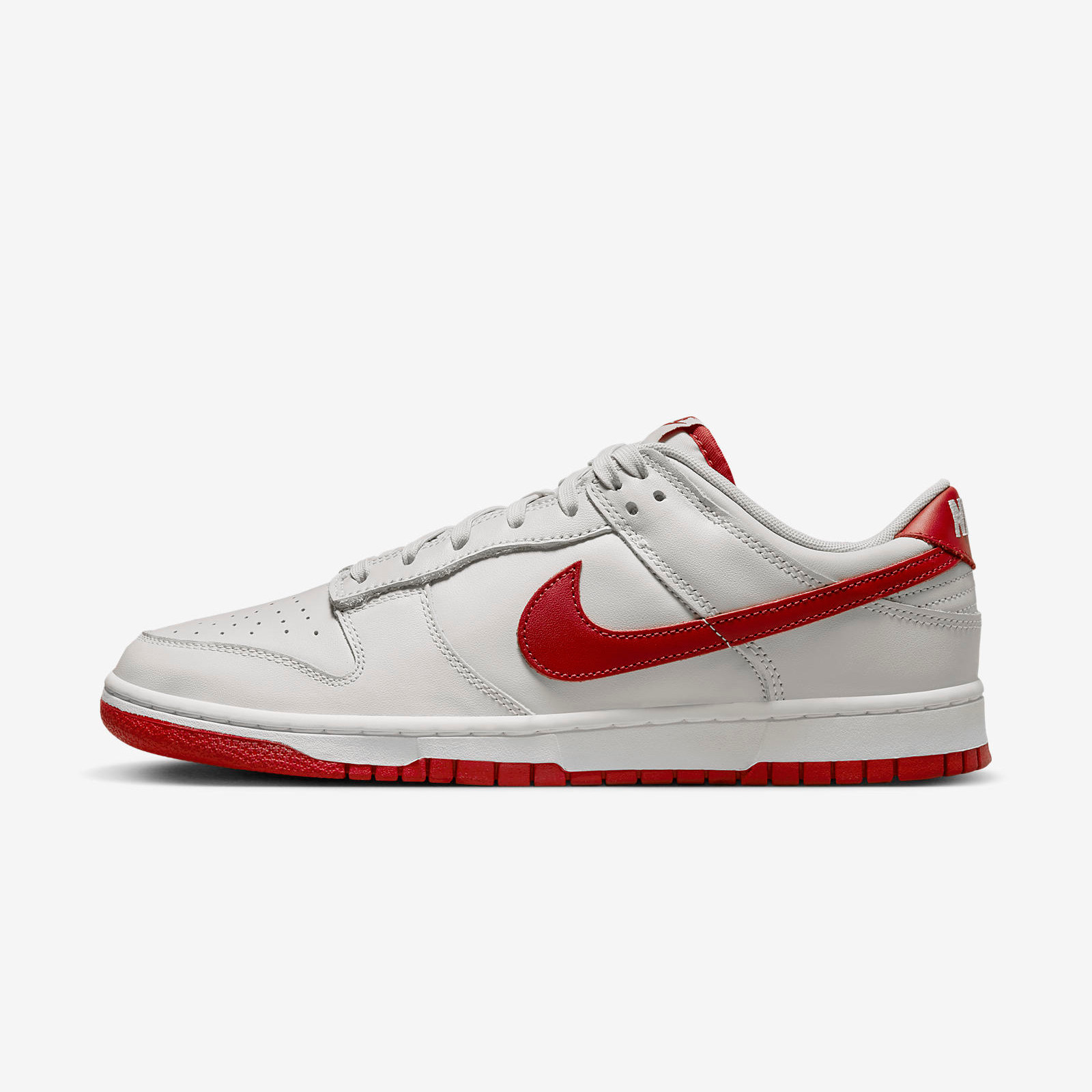 Nike Dunk Low
Grey / Red