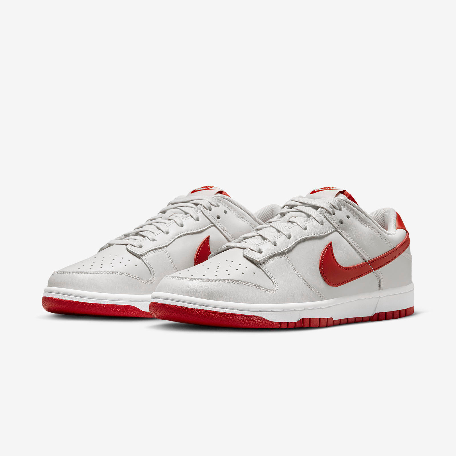 Nike Dunk Low
Grey / Red