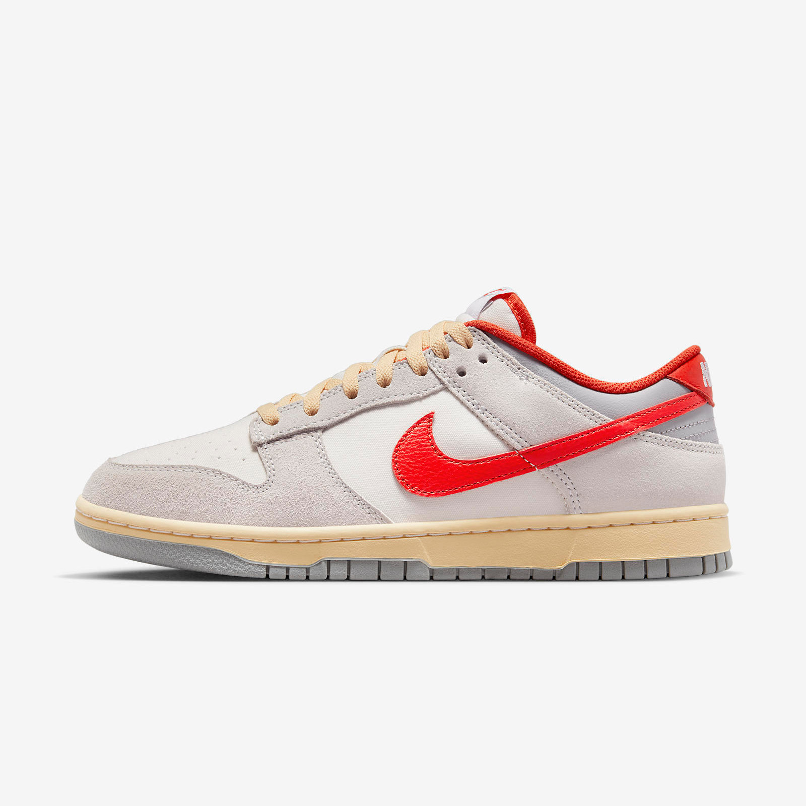 Nike Dunk Low
Sail / Picante Red
