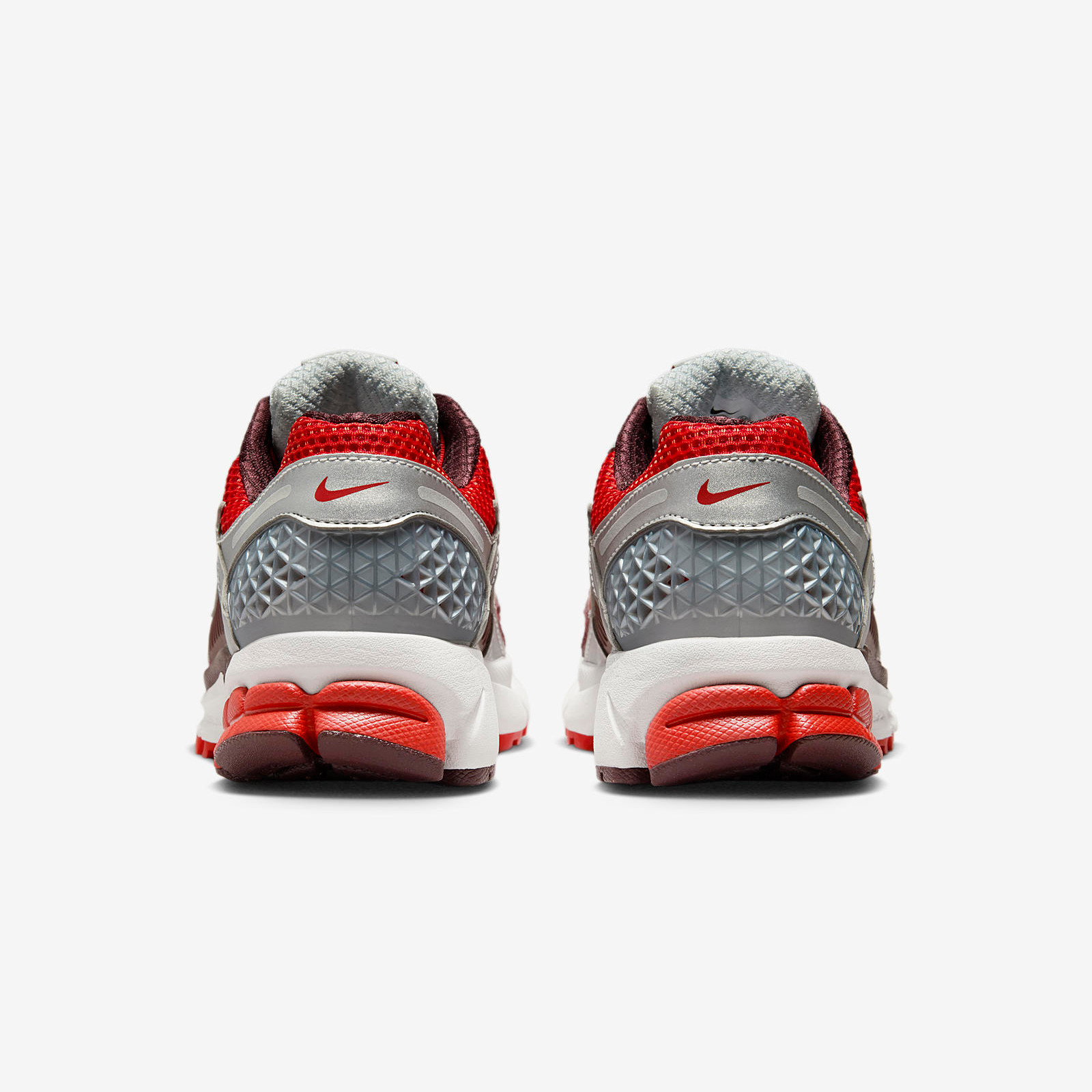 Nike Vomero 5
Red / Platinum