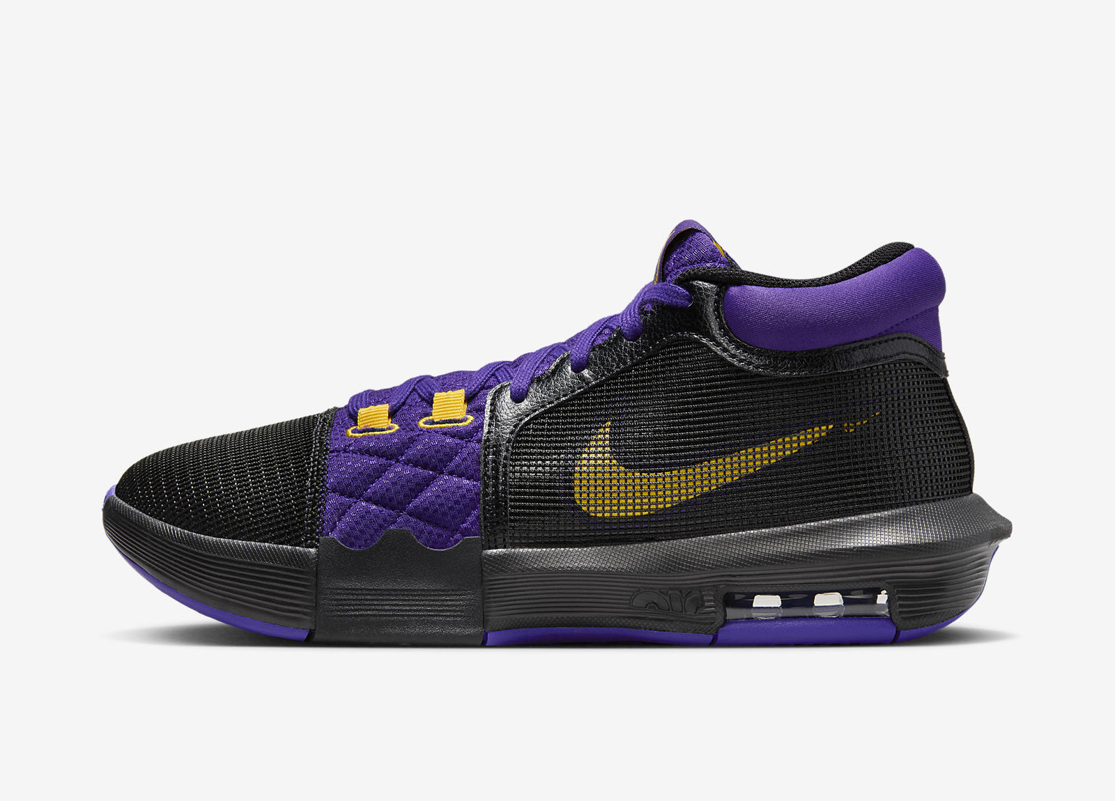 Nike LeBron Witness 8
« Fiery Purple »